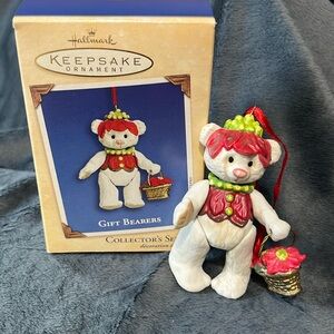 VINTAGE 2002 HALLMARK KEEPSAKE ORNAMENT 2002 in box